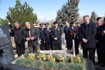 Bakan Çiftçi, Neşet Ertaş’ın kabrini ziyaret etti