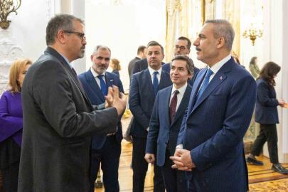 Bakan Fidan, Birleşik Krallık’ta yaşayan Türk vatandaşlarıyla bir araya geldi