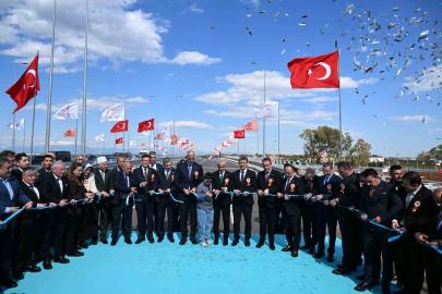 Bakan Uraloğlu: "Eskiden hemzemin kavşakta hizmet veren sinyalizasyon sistemini devre dışı bırakarak trafiğin dur-kalk yapmaksızın akışını sağladık"