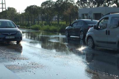 Balıkesir’de sağanak nedeniyle arazileri sular bastı, rögarlar taştı