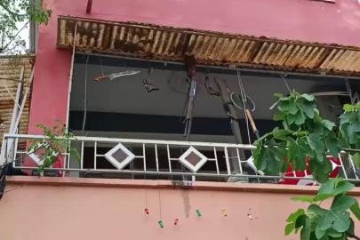 Balkonda silah, balta ve kılıç sergileyen şahıs hayrete düşürdü