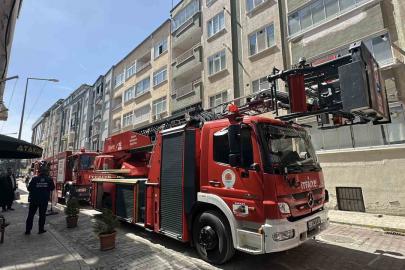 Balkonda yanan koltuk paniğe yol açtı