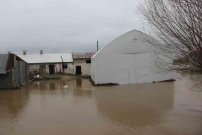 Baraj taştı, köy tamamen sular altında kaldı