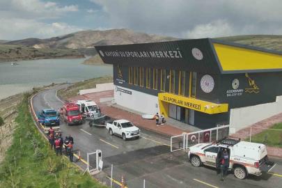 Barajda sörfleri alabora olan 2 kişi kurtarıldı