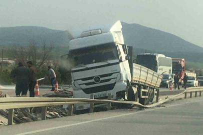 Bariyerlere çarpan tırda 2 kişi yaralandı