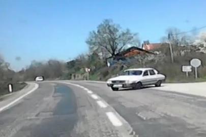 Bartın’da 2 otomobil kafa kafaya çarpıştı