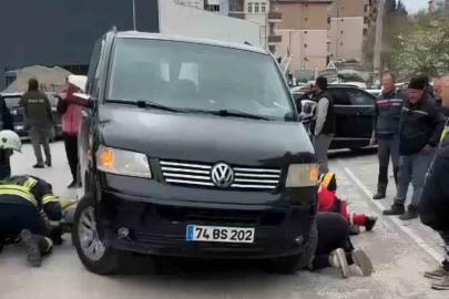 Bartın’da feci kaza: Aracın altında kalan kadını ekipler kurtardı