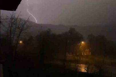 Bartın’da şimşekler geceyi aydınlattı, dolu yağışı şehri beyaza bürüdü