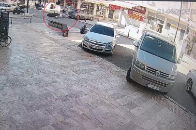 Başında olması gereken kask motosiklette olunca ölümden döndü