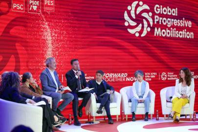 Başkan Aras Barselona’da yerel yönetimlerin önemini anlattı