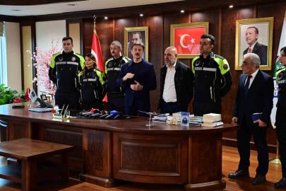 Başkan Bahadır, 3 aylık bebeğin hayatını kurtaran zabıta ekibini ödüllendirdi