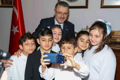 Başkan Genç, koltuğunu minik Hamza’ya devretti