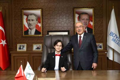 Başkan Güler koltuğunu 6’ncı sınıf öğrencisi Dağhan Öztürk’e devretti