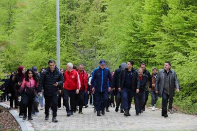 Başkan Özlü, gençlerle doğa yürüyüşü yaptı