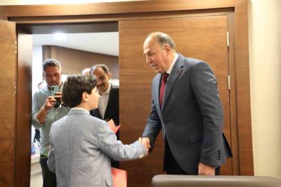 Başkan Şerif Arslan koltuğunu Harun Alp’e devretti