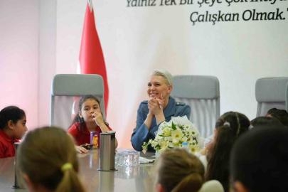 Başkan Subaşı’nı ziyaret eden minikler, belediyenin yürüttüğü çalışmalar hakkında bilgi aldı