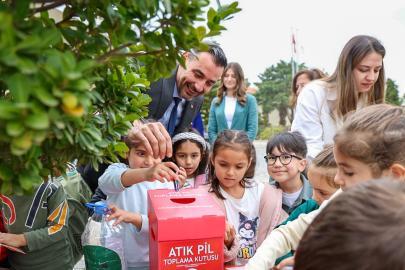 Başkan Vekili Çiçek miniklerle birlikte atık pil topladı