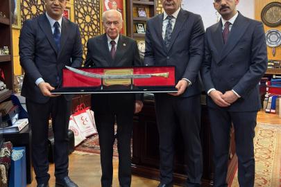 Başkan Yurdagül, Bahçeli’ye Osmanlı döneminden kalma kılıç hediye etti