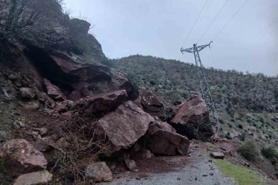 Batman’da dağdan kopan dev kayalar 10’dan fazla yolu ulaşıma kapattı