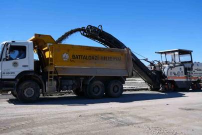 Battalgazi’de sökülen asfalt kırsal yollarda değerlendiriliyor