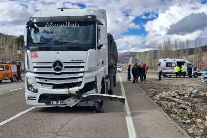 Bayburt’ta tır otomobile çarptı: 3 yaralı