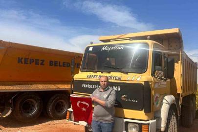 Belediye çalışanının bayrak hassasiyeti