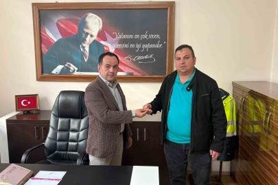 Belediye personelinin bulduğu 17,5 gram altın sahibine teslim edildi