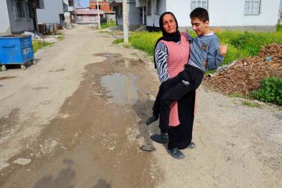 Belediye yolu yapmadı, engelli evladıyla perişan oldu