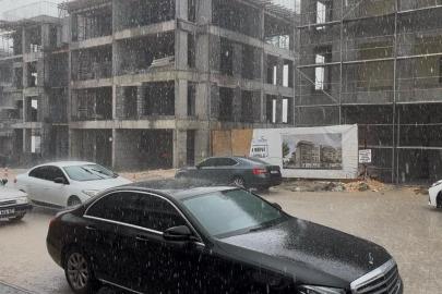 Besni’de dolu ve sağanak sonrası sel meydana geldi