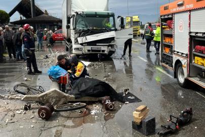 Beton direğin altında kalan bisikletli hayatını kaybetti