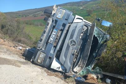 Beton mikseri şarampole yuvarlandı