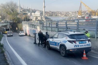 Beyoğlu’nda hafif ticari araç devrildi: Sürücü kazayı yara almadan atlattı