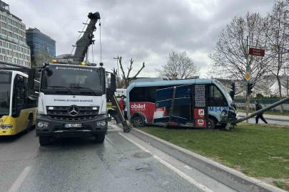 Beyoğlu’nda minibüs ile otomobil çarpıştı: 5 yaralı