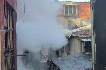 Beyoğlu’nda yangında mahsur kalan 2 kişi itfaiye ekiplerince kurtarıldı