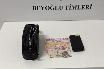 Beyoğlu’nda "yardım" yalanıyla yankesicilik yaptılar, suçüstü yakalandılar