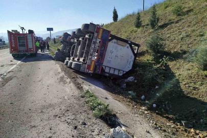 Bilecik’te kontrolden çıkan tır devrildi; sürücüsü yaralandı