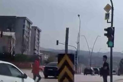 Bir adım hayat kurtardı… Kırmızı ışıkta yola atladı, facia teğet geçti