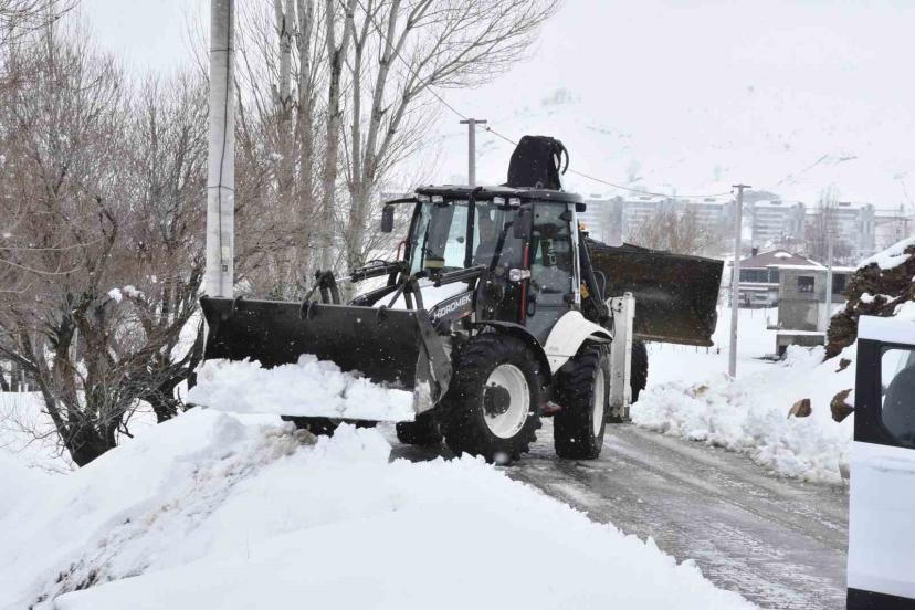 Bitlis’te Nisan ortasında kar mesaisi devam ediyor