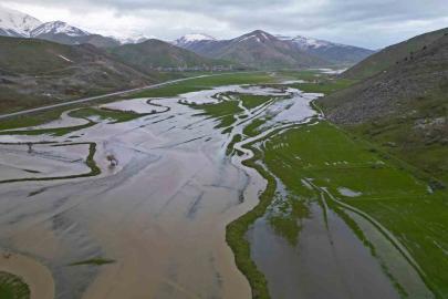 Bitlis’teki Güzeldere Menderesleri adeta doğal göl oldu