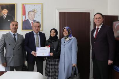 Bölge birincisi öğrenciye Kaymakam Öztürk’ten tebrik