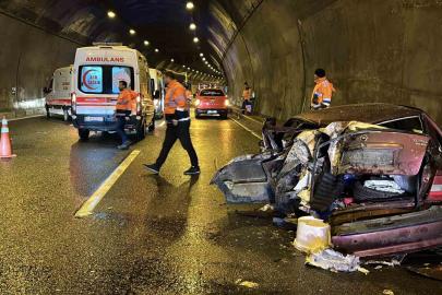 Bolu Dağı Tüneli’nde tırla çarpışan otomobil hurdaya döndü: 5 yaralı