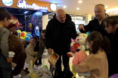 Bolu’da 23 Nisan’da çocukların oyuncak sevinci