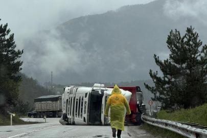 Bolu’da kömür yüklü tır, kayganlaşan yolda devrildi