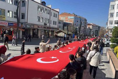 Bolu’da öğrenciler 200 metrelik Türk bayrağıyla caddede yürüdü