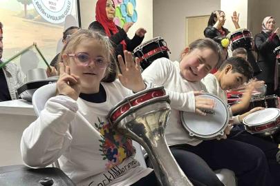 Bolu’da özel öğrencilerden renkli kutlama: Darbuka şovu alkış aldı