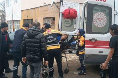 Boşanma aşamasında olduğu eşini dört yerinden bıçaklayıp eve kilitledi