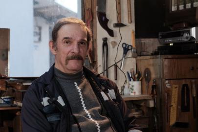 Bozulan kemençesini tamir ederken usta oldu