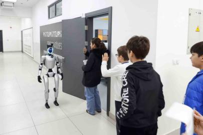 Bu ilçede sınava giren öğrencileri insansı robot karşılıyor