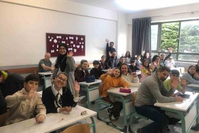 Bu okulda veliler çocuklarıyla sınava girdi...