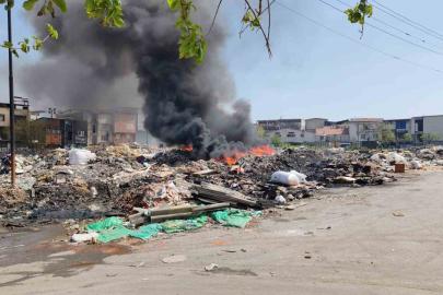 Buca’da sanayi atıklarının döküldüğü alanda yangın çıktı